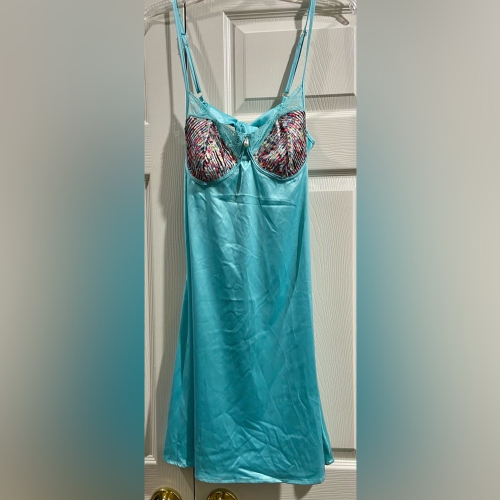 VINTAGE TEAL W/ MULTI-COLOR CUPS FULL SLIP DRESS - UNKNOWN BRAND. SIZE SMALL